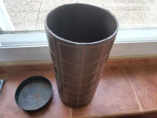 Paragüero de cuero marrón