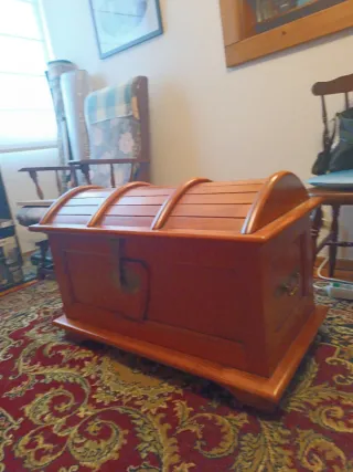 Baúl de madera estilo antiguo