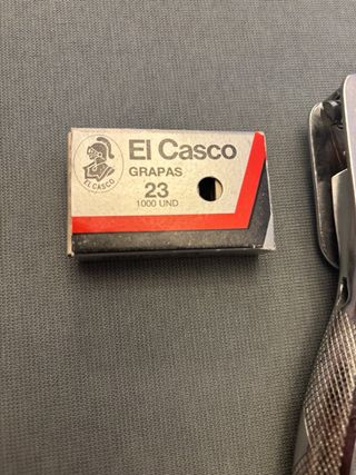 Grapadora El Casco con grapas 23