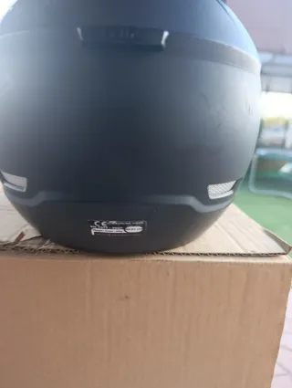 Casco de esquí negro con visera