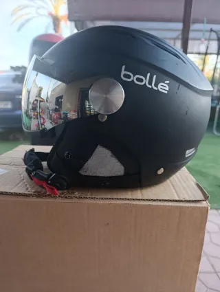 Casco de esquí negro con visera