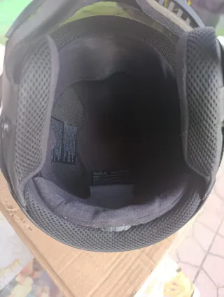 Casco de esquí negro con visera