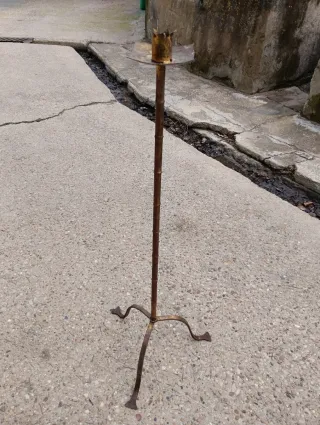 Candelabro de pie realizado en hierro forjado.