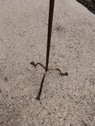 Candelabro de pie realizado en hierro forjado.