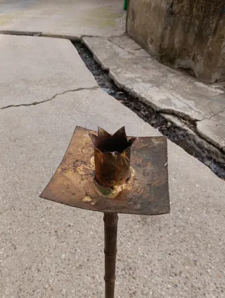 Candelabro de pie realizado en hierro forjado.