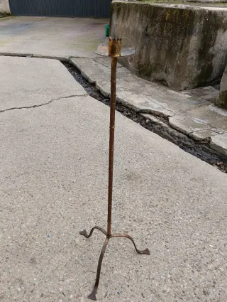 Candelabro de pie realizado en hierro forjado.