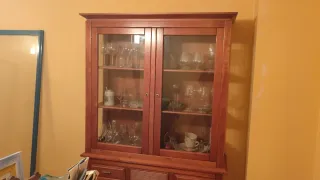 Mueble vitrina madera y cristal