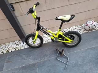 Bicicleta de equilibrio infantil y otra con pedale