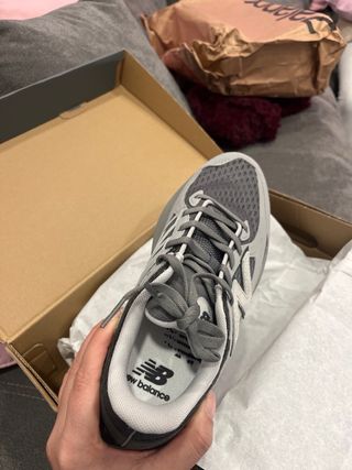 Tenis New Balance Grises y Blancos