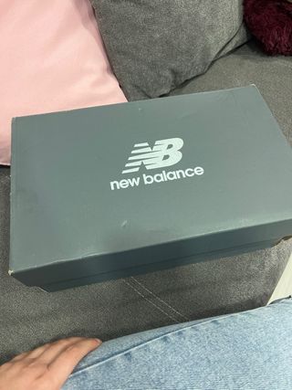 Tenis New Balance Grises y Blancos