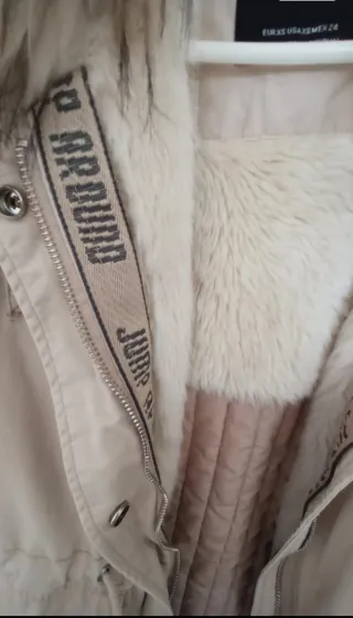 Abrigo Bershka con capucha y pelo