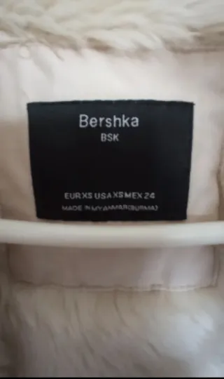 Abrigo Bershka con capucha y pelo