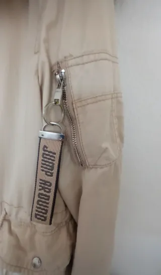 Abrigo Bershka con capucha y pelo