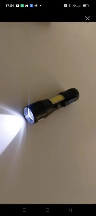 2 Linternas LED con estuches y 2 tipos de luz