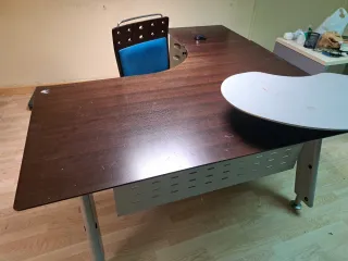 Mesa de escritorio marrón y gris