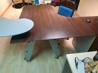 Mesa de escritorio marrón y gris