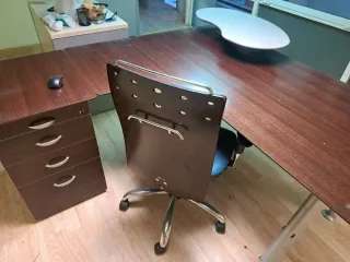 Mesa de escritorio marrón y gris