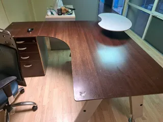 Mesa de escritorio marrón y gris