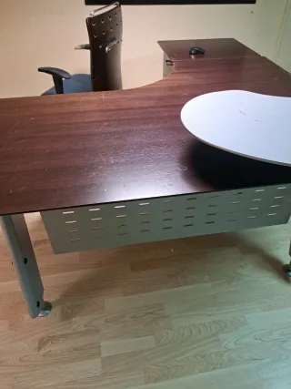 Mesa de escritorio marrón y gris