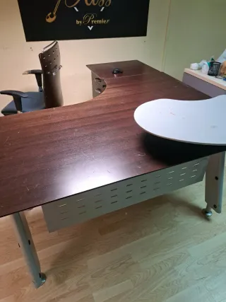 Mesa de escritorio marrón y gris