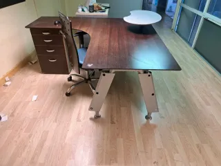 Mesa de escritorio marrón y gris