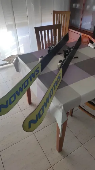 Esquís Dynastar y salomon bastones botas.