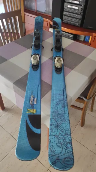 Esquís Dynastar y salomon bastones botas.