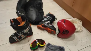 Esquís Dynastar y salomon bastones botas.