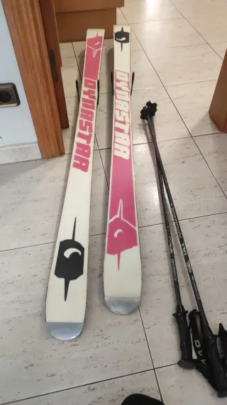 Esquís Dynastar y salomon bastones botas.
