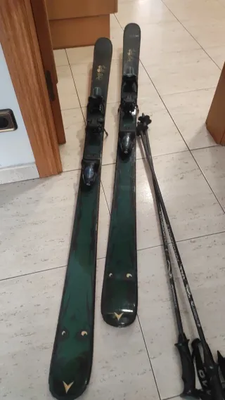 Esquís Dynastar y salomon bastones botas.