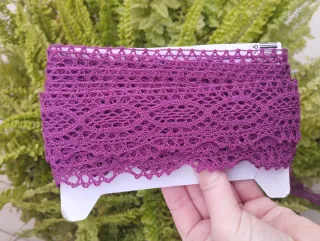 Punta de encaje en color buganvilla