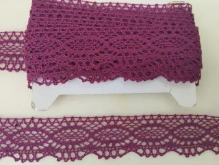 Punta de encaje en color buganvilla