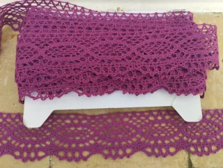 Punta de encaje en color buganvilla