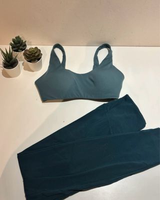 Conjunto deportivo Oysho verde talla XS/S