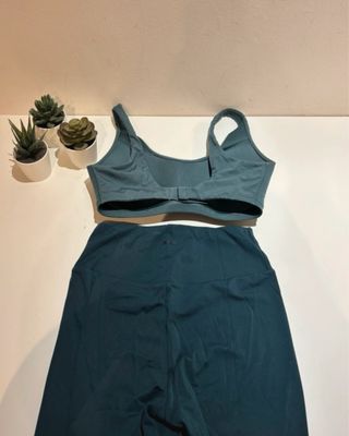 Conjunto deportivo Oysho verde talla XS/S