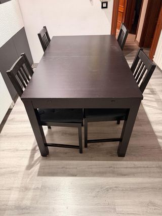 Mesa extensibley 4 Sillas Comedor Negras 150 euros
