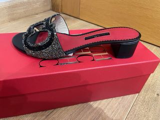 Sandalias Carolina Herrera negro y plata 38