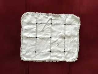 Centrino rettangolare ricamato a mano