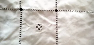 Centrino rettangolare ricamato a mano