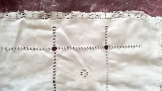 Centrino rettangolare ricamato a mano