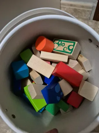 Cubo de piezas de construcción de madera