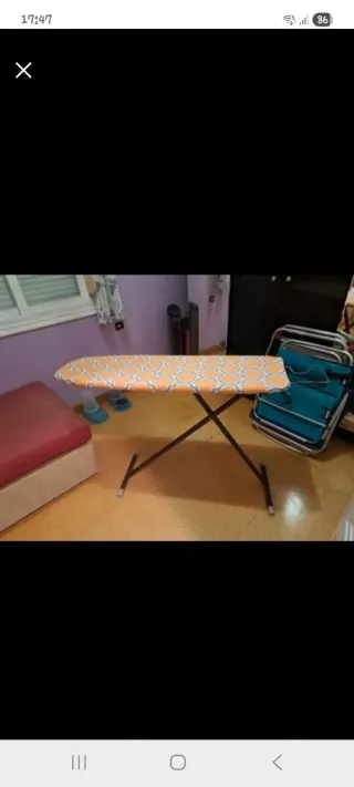 Mesa de planchar con funda naranja