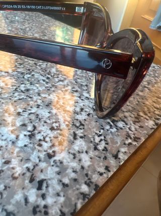 Gafas de sol marrones y doradas