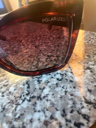 Gafas de sol marrones y doradas