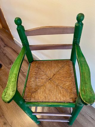 Trona de madera y mimbre