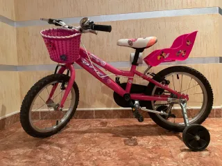 Bicicleta infantil rosa con cesta