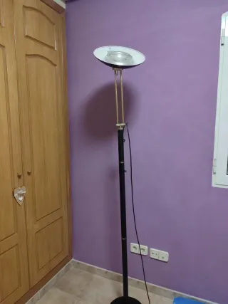 Lampada da terra vintage in metallo e plastica