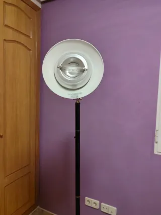 Lampada da terra vintage in metallo e plastica