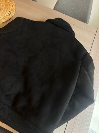 Cazadora borreguito efecto ante Zara Negra