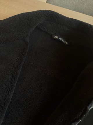 Cazadora borreguito efecto ante Zara Negra